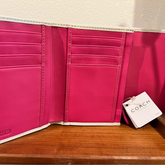 Coach leather wallet, pink, NWT, three folds - Picture 3 of 3